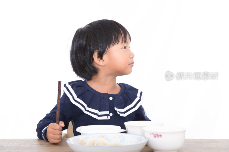 可爱的黄皮肤小女孩正准备吃饭