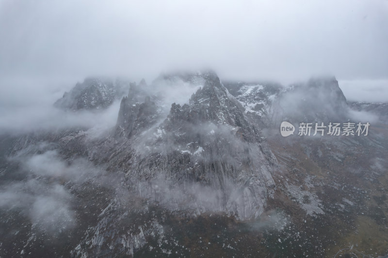 四川阿坝州莲宝叶则石头山晨雾高空航拍