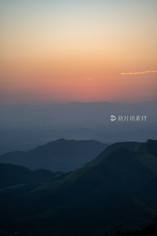 高山金色日出