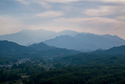 河南伏牛山山脉平顶山尧山层峦叠嶂的山峰