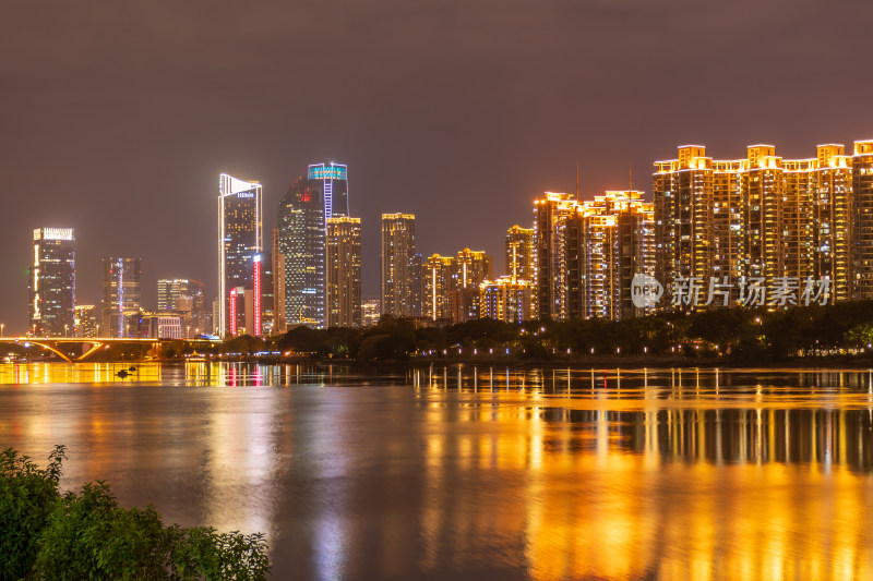 福州闽江城市滨水夜景，高楼林立灯火璀璨