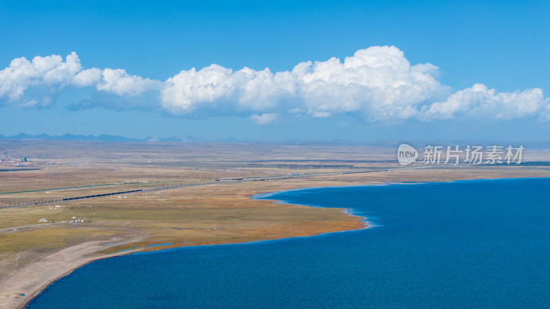 青海湖断崖景区高原圣湖蓝天白云深蓝色湖水