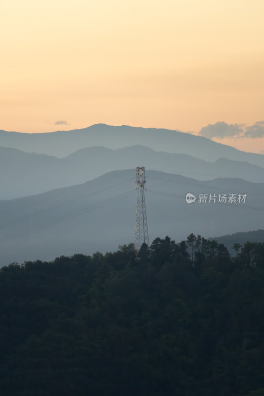 黄昏时分山峦与电塔景观