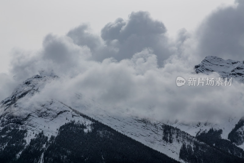 落基山的雪山