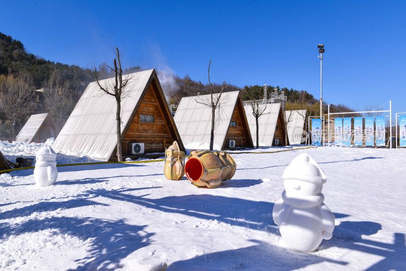 济南九如山冰瀑山间木屋冰雪景观