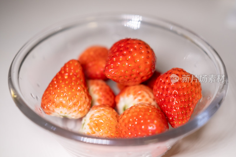 装在透明玻璃碗里的鲜红的草莓
