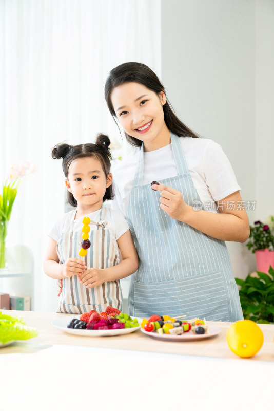 妈妈和女儿一起做水果沙拉