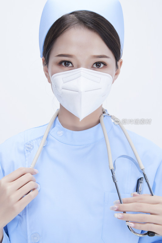 穿蓝色护士服佩戴听诊器口罩的女性医护人员