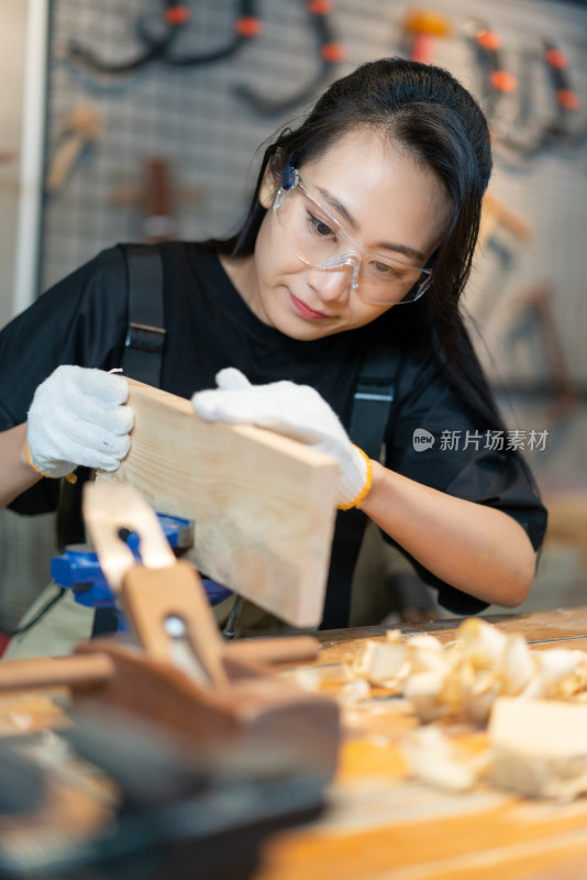 年轻女人在做木工