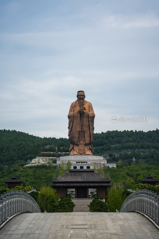 巨大的孔子雕像