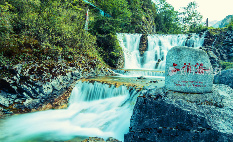 山林间的瀑布景观，水流湍急景色优美