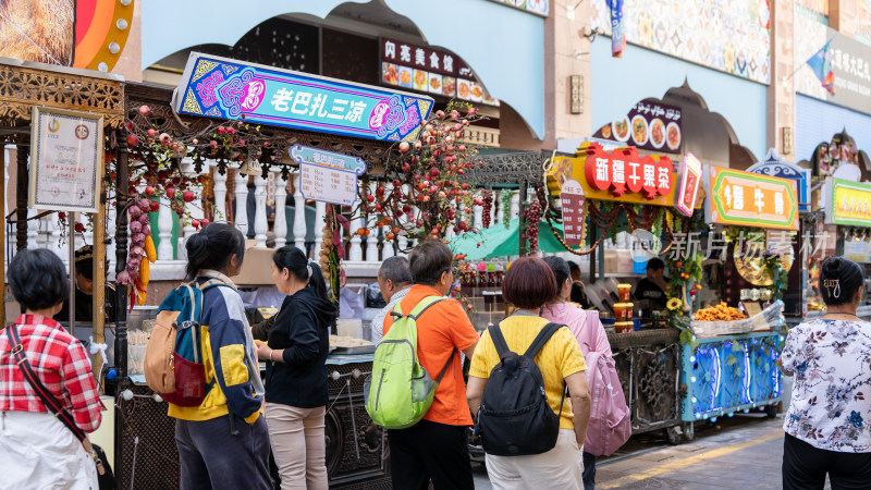 中国新疆国际大巴扎美食街的游客们