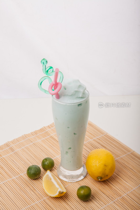 绿色冰饮搭配柠檬青柠
