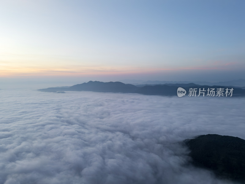 航拍云海之上的山峦