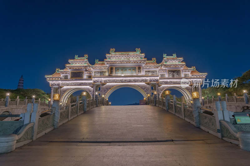 佛山顺峰山公园中华第一牌坊中式建筑夜景