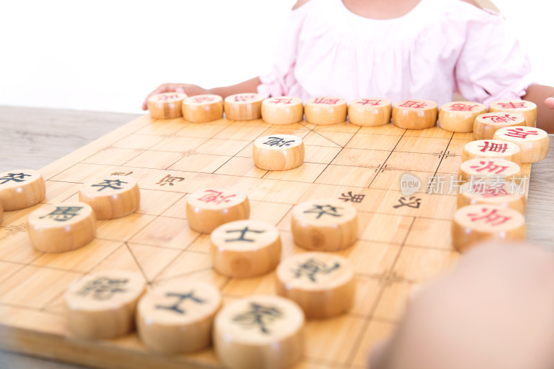 双方进行中摆满中国象棋棋子的棋盘