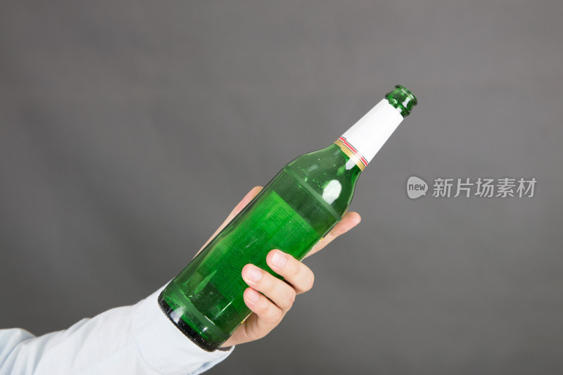 手拿啤酒瓶特写