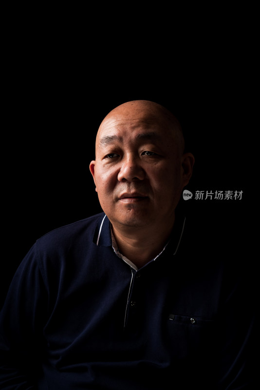 黑色背景中国籍中年男性肖像