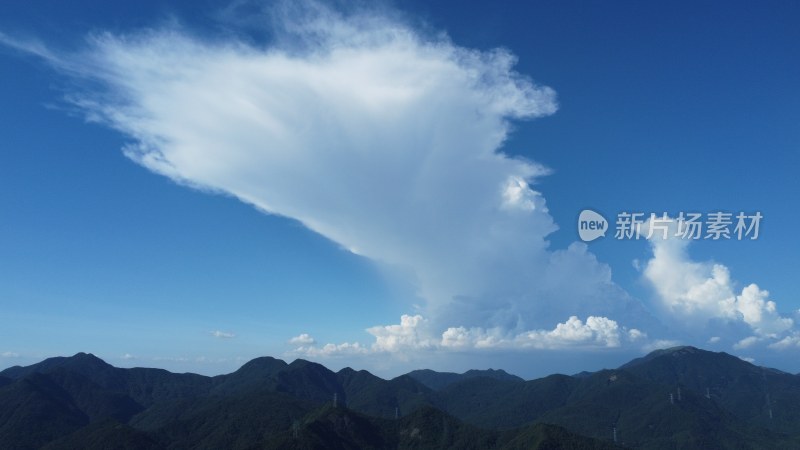 广东东莞：航拍蓝天白云下的“东莞第一峰”