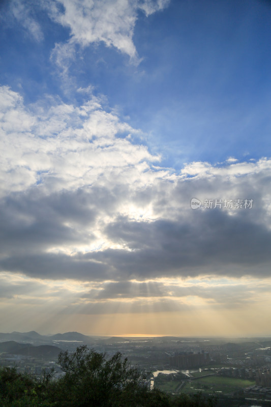 云层 城市 丁达尔光  山 苏州 全景