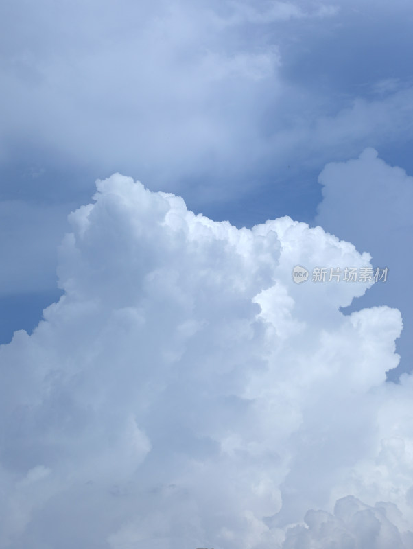晴朗天气下的蓝天白云背景图