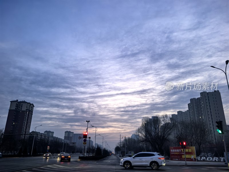 城市街道黄昏交通景象