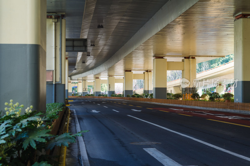 上海城市风光，空荡荡的道路