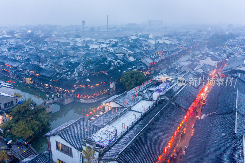 航拍雪后的古镇民居