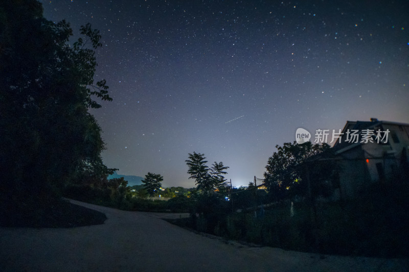 星空下的乡村夜景