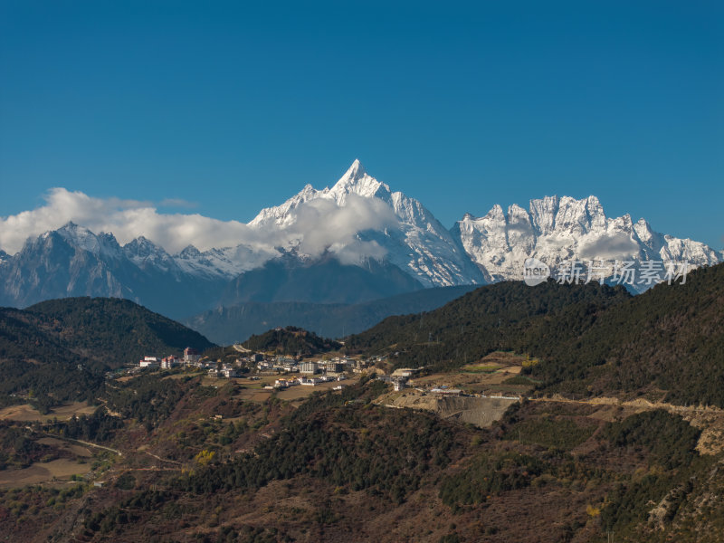 云南香格里拉梅里雪山飞来寺高空航拍