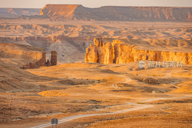 沙特阿拉伯世界之崖日落前的风景