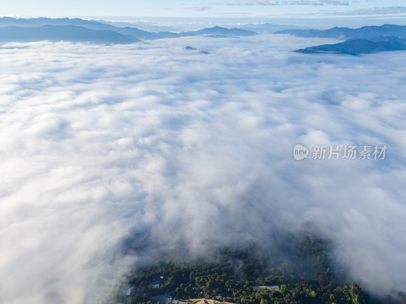 云海中的山峦航拍壮丽自然景观