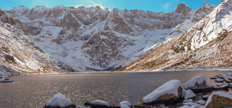 白雪皑皑的群山映衬下的湖景