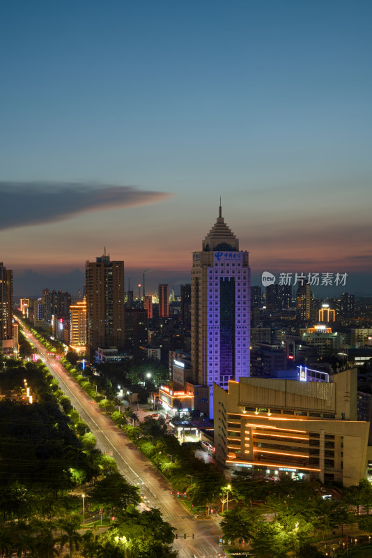 暮色下灯火辉煌的城市街道夜景