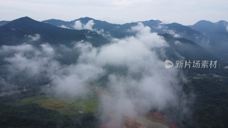 广东东莞：雨后山上云雾缭绕