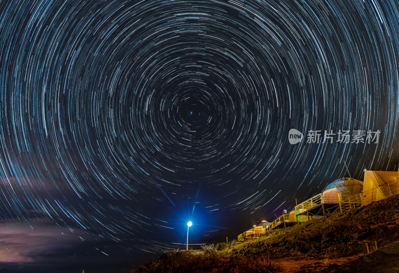 星空下的营地星轨环绕景象