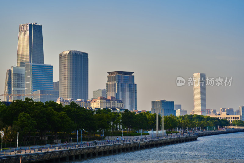 夕阳下的浦江两岸