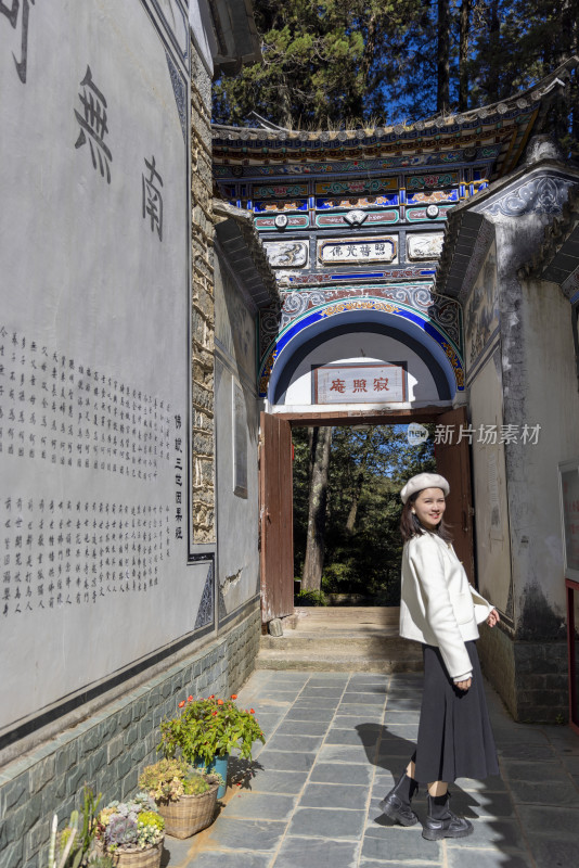 云南大理寂照庵旅行的美女