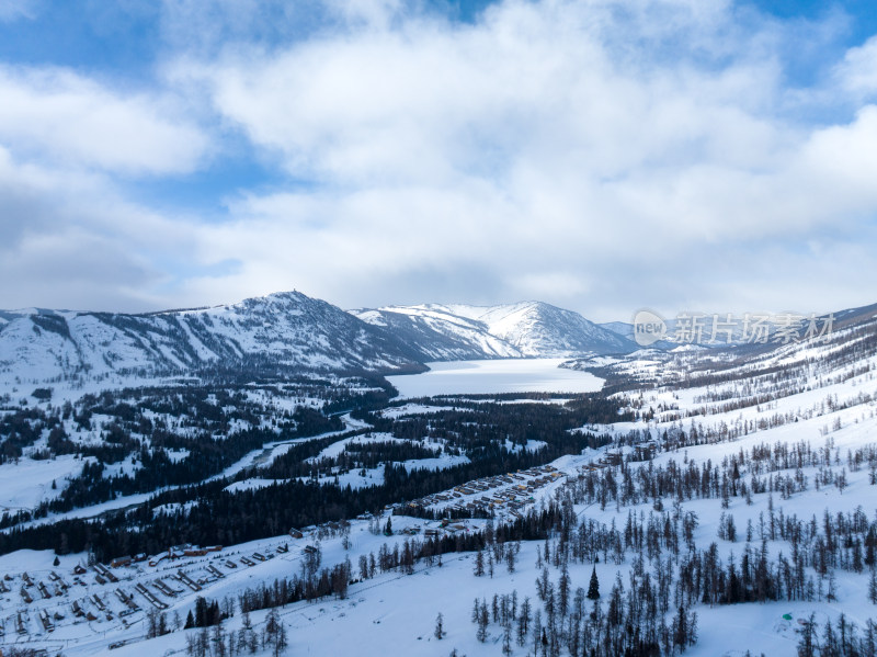 新疆喀纳斯雪景神仙湾冰河晨雾雪山森林雾凇