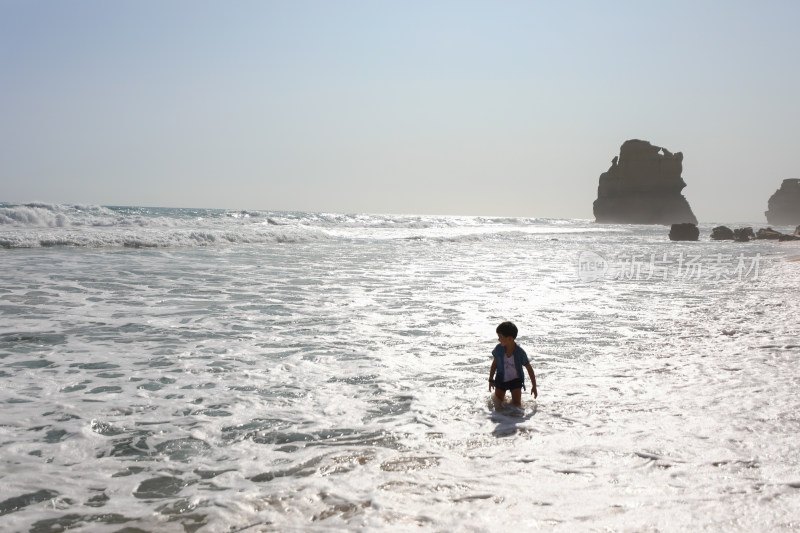 澳大利亚大洋路吉布森石阶玩耍的小男孩