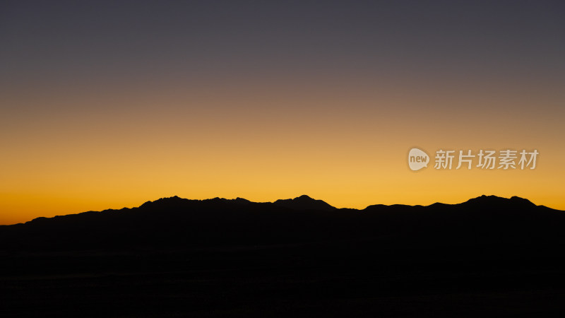 夕阳余晖下的山峰轮廓