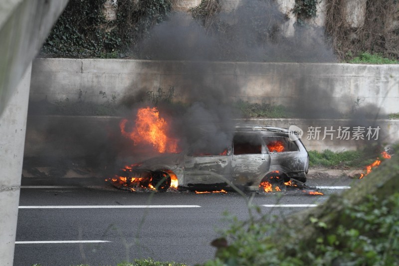 道路上燃烧的汽车