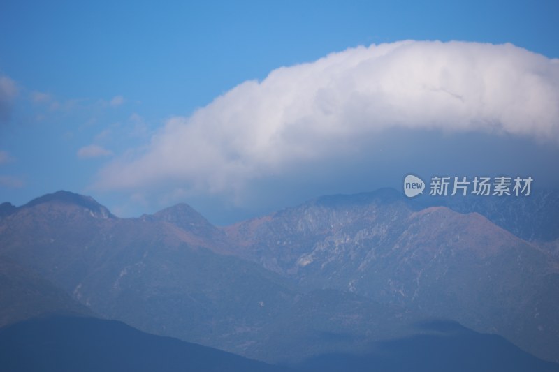 蓝天白云下的连绵山脉苍山洱海壮丽景象