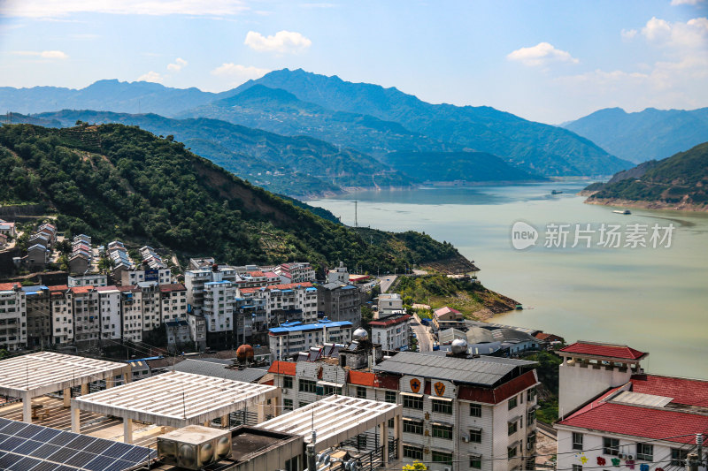 夏日晴空下的长江三峡，西陵峡口，秭归城镇