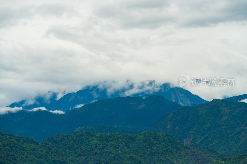 云雾缭绕的山峦