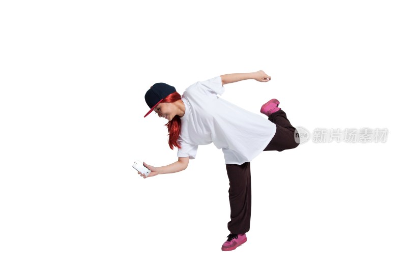 棚拍年轻女人拿着手机跳街舞