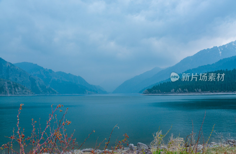 新疆昌吉天山天池旅游景区湖泊山脉自然风光