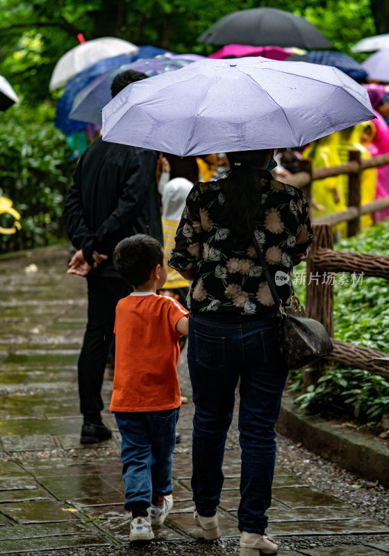 下雨天母亲带着孩子