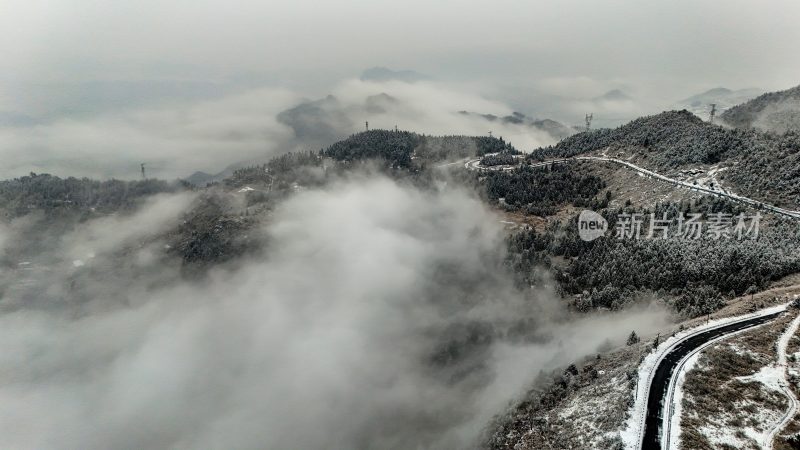 重庆酉阳：大雪纷飞赏雪忙