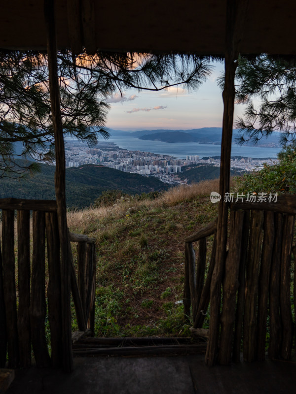 云南大理苍山洱海傍晚城市风光